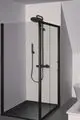 Duschbereich mit Glasabtrennung, schwarzem Duschsystem von Ideal Standard und Handbrause, schwarzem Duschboden und angrenzendem WC.